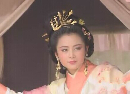 一把青龙偃月刀，胯下赤兔马，也是古代*男美**子的他妻子是谁