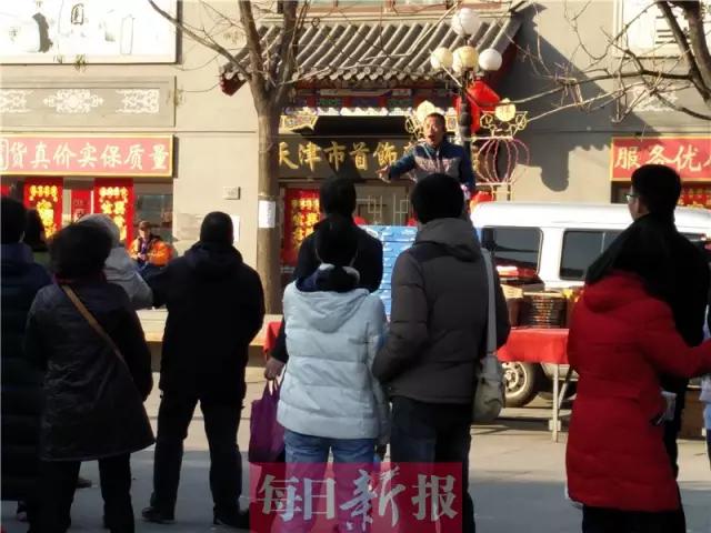 “送锅*局骗**”在天津上演，围观老人都被忽悠了，赶紧告诉家里人