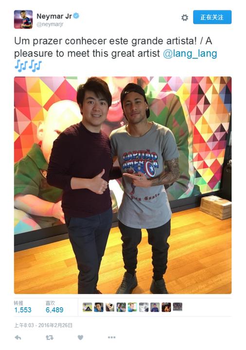 有人玩得四手联弹，有人会花式遛狗,世界足坛一周面面观