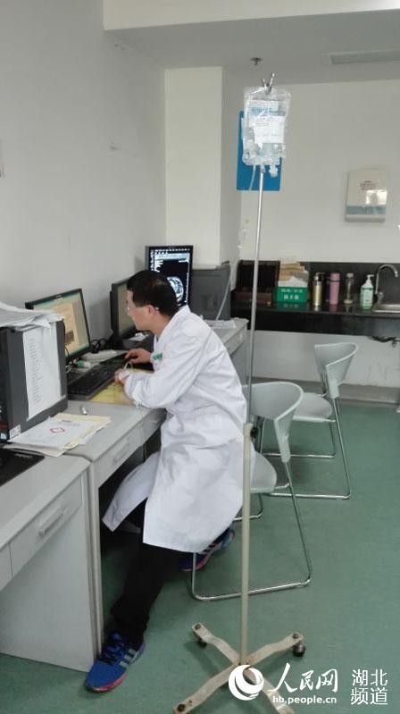 医生奋战在一线视频,医生一边输液一边工作视频