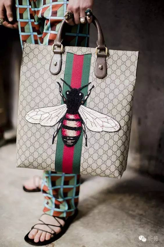 从动物世界到迷幻花园，“绣”出街头最高回头率，这样的单品你必须有一件