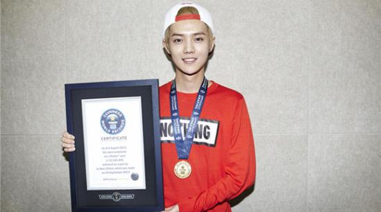 鹿晗巅峰时期有多夸张踢球,鹿晗踢球踢哪个位置