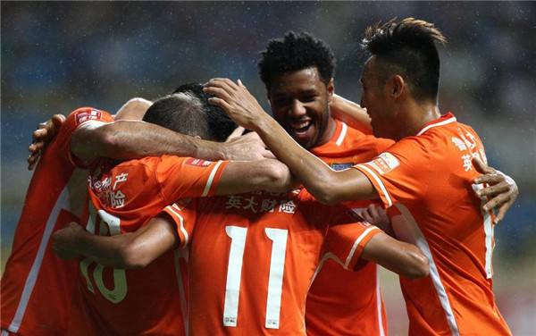 国足穷小子：曾卷报纸当球踢，现已成鲁能绝对主力