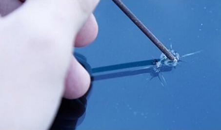 汽车挡风玻璃被石子砸了一个小点,汽车玻璃被小石子砸了个洞怎么办