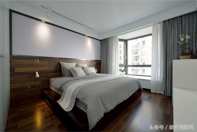 新家装修好了夸装修师傅们的视频,1.5米客厅地面砖错位贴好看