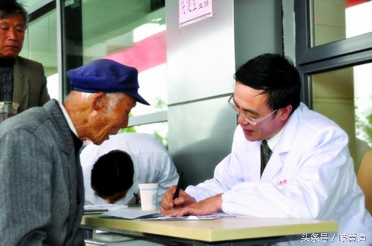 老人胸口痛间歇性的痛,60岁老人左胸口疼是怎么回事