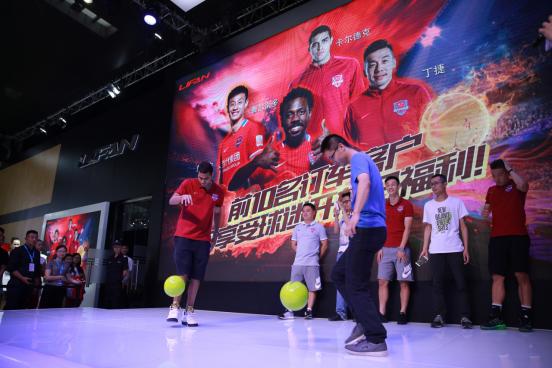 费尔南多现身重庆车展，人气爆棚引球迷尖叫