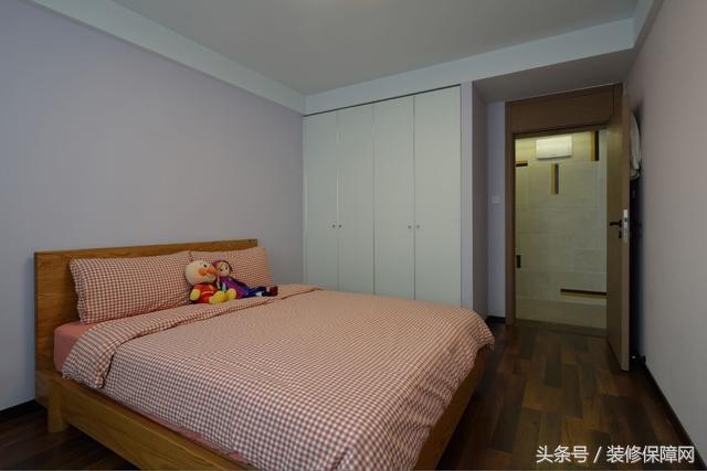 新家装修好了夸装修师傅们的视频,1.5米客厅地面砖错位贴好看