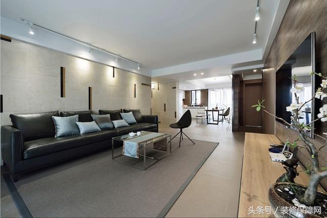 新家装修好了夸装修师傅们的视频,1.5米客厅地面砖错位贴好看