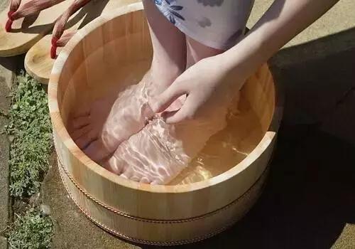 休闲鞋脚后跟磨脚小妙招,鞋子磨脚最简单的方法