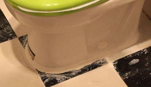 马桶底部玻璃胶发霉怎么去除,马桶的玻璃胶发霉了怎么办小妙招