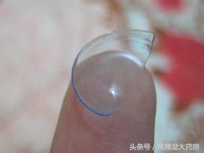 硅胶隐形眼镜容易红血丝,初期戴隐形眼镜会有红血丝