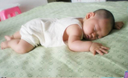 孩子趴着睡觉怎么干预,孩子趴着睡觉咋回事