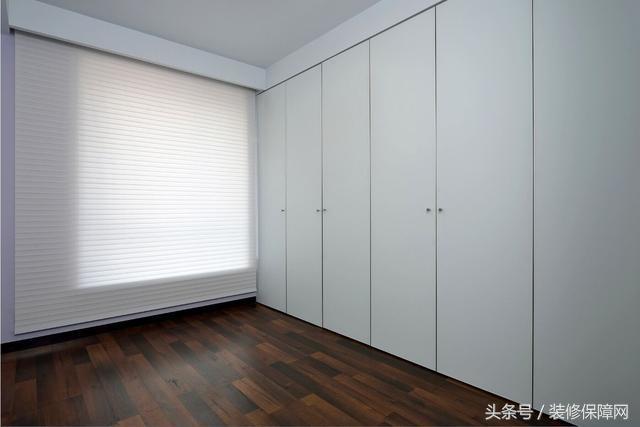 新家装修好了夸装修师傅们的视频,1.5米客厅地面砖错位贴好看