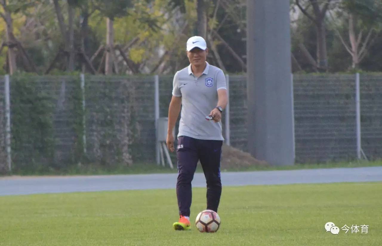 操场上的欢笑与篮球声,训练场上欢乐多