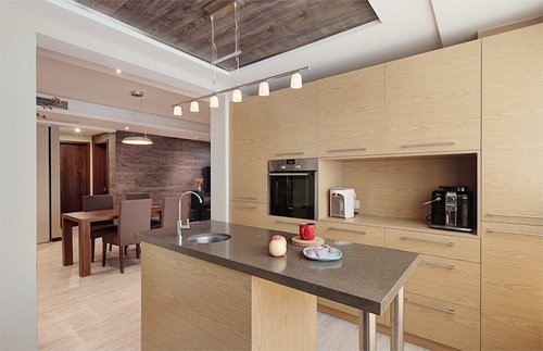 8万半包南京中天铭廷125平米现代三居，原木味道的地板背景墙使得家庭空间更自然生态化