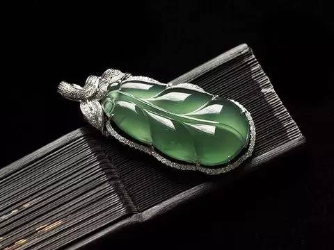 翡翠葫芦挂件的寓意和象征,翡翠宝宝佛挂件寓意