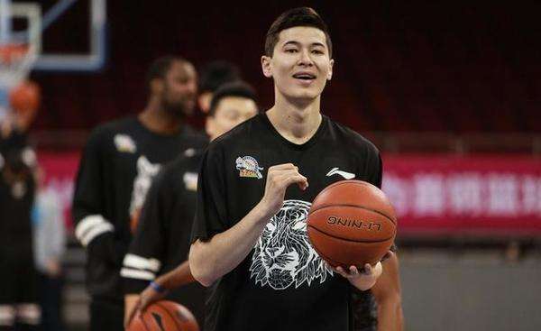 郎平与女排队员拥抱告别,郎平朱婷联手出击