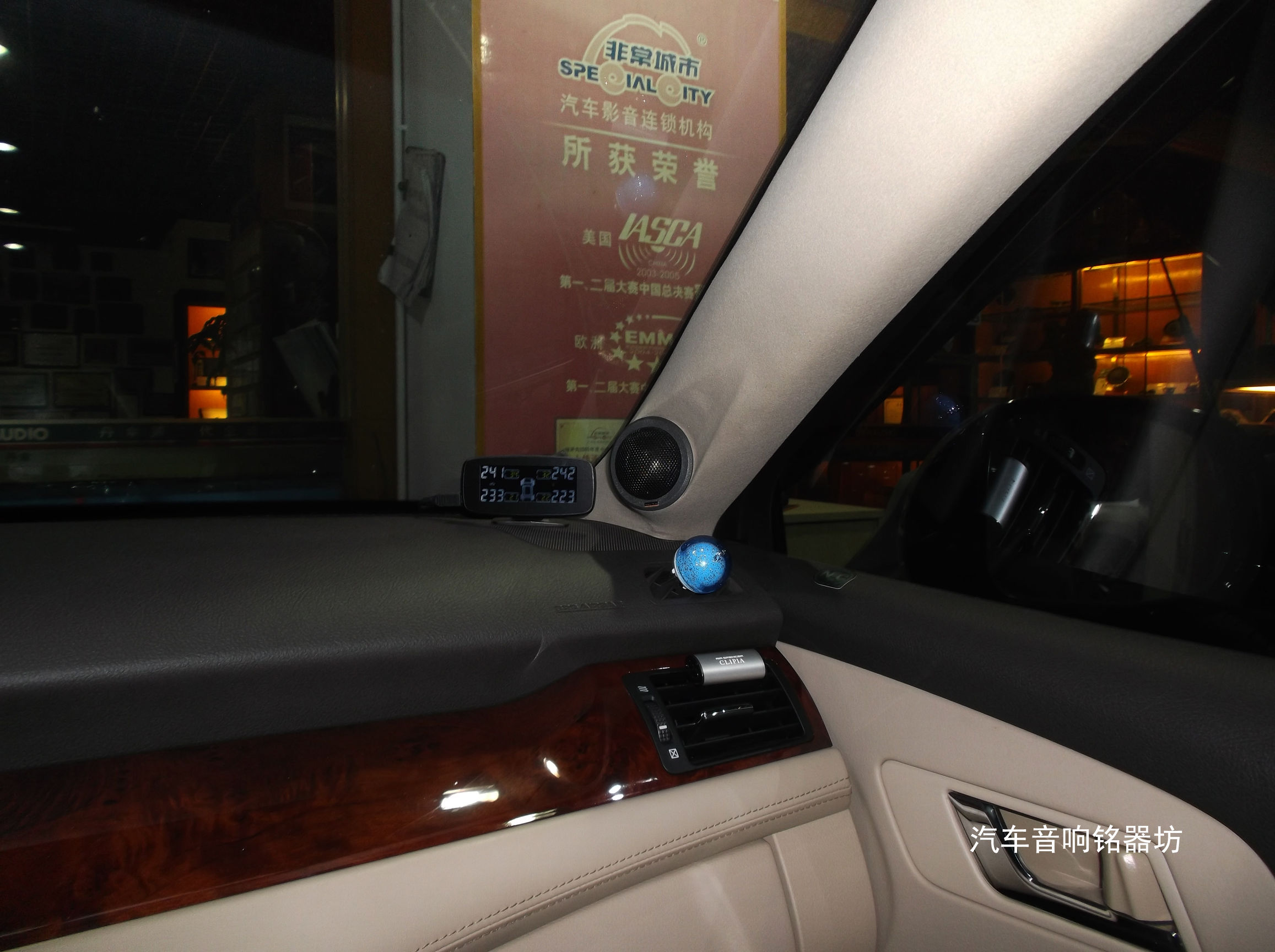 丰田皇冠升级丹拿342三分频喇叭与丹拿A6004汽车功放!宝安非常城市