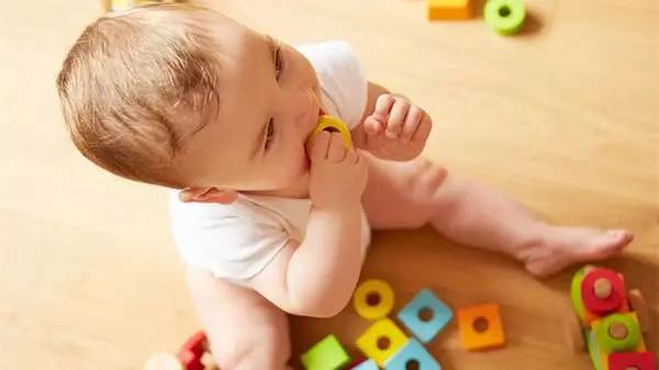 宝宝天天这种坐姿，基本就告别大长腿了！