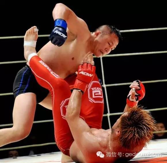 砸肘的正确打法,足球踩踏规则