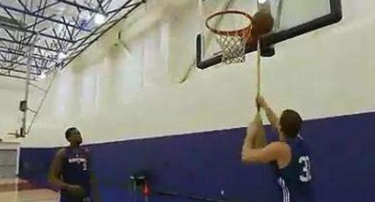 球卡在篮筐上了怎么拿,球卡在篮筐上怎么办