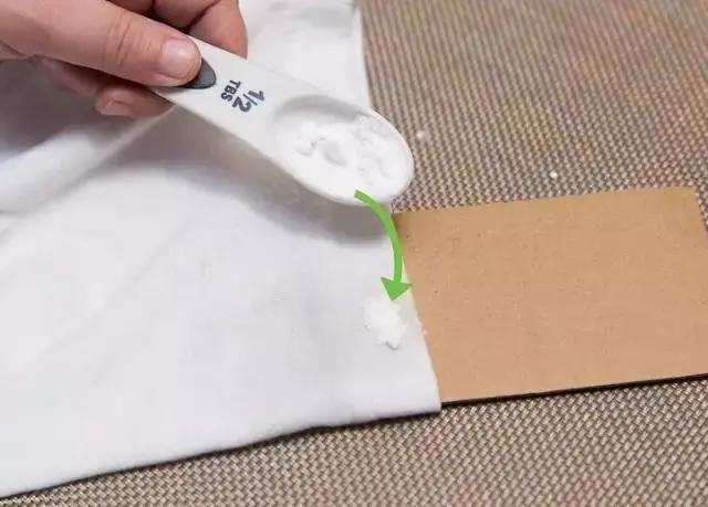 清理衣服上陈旧的油渍污渍小妙招,衣服汗渍污渍去除的最佳方法