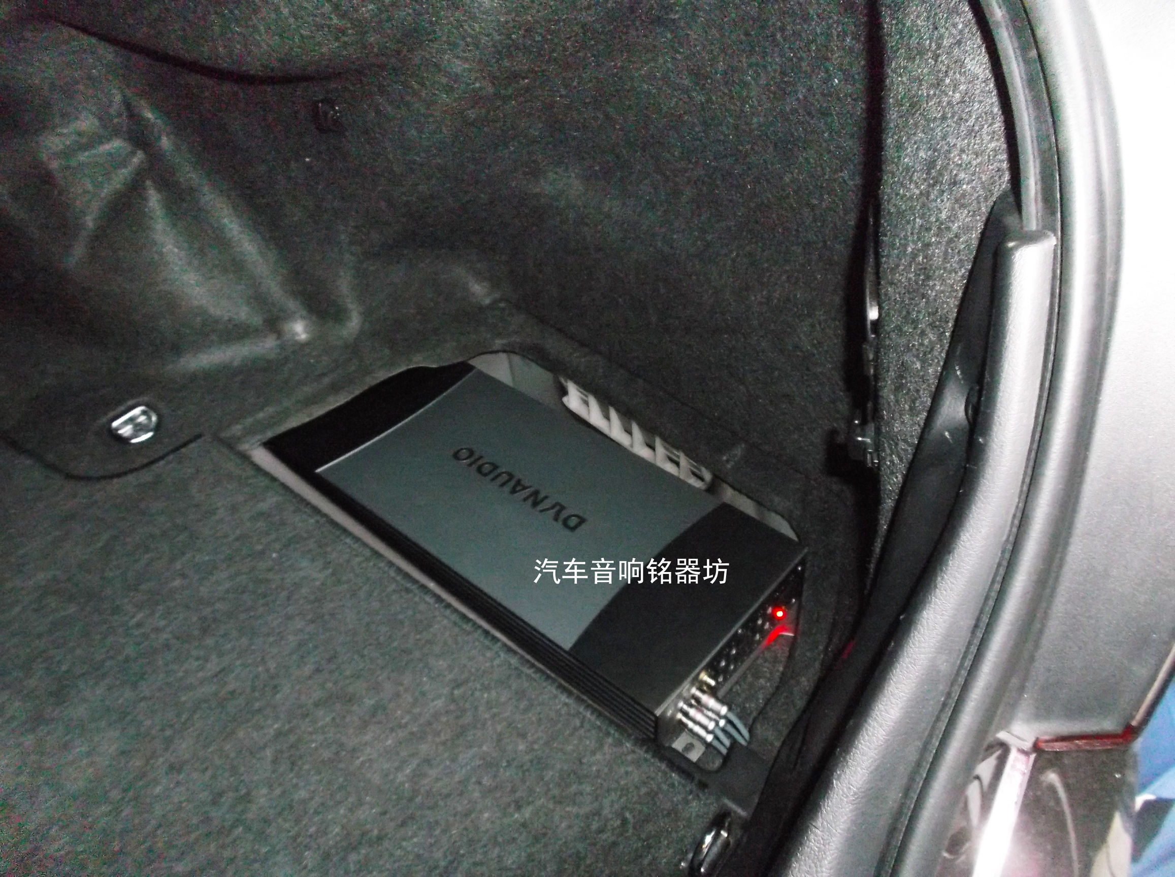 丰田皇冠升级丹拿342三分频喇叭与丹拿A6004汽车功放!宝安非常城市