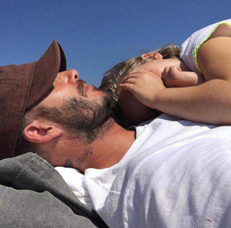 小七和小贝的亲吻照引起热议，住豪宅，受一家子宠爱的小公主越长越大