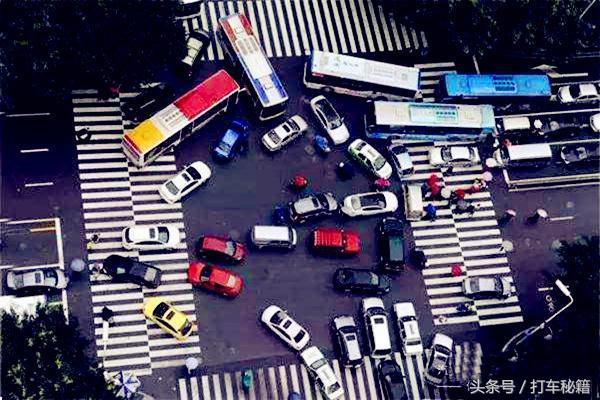 闯绿灯也会被罚款吗,闯绿灯是违反交通规则吗