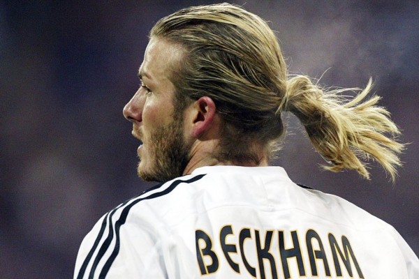 足球最美时刻视频,贝影在足球场上