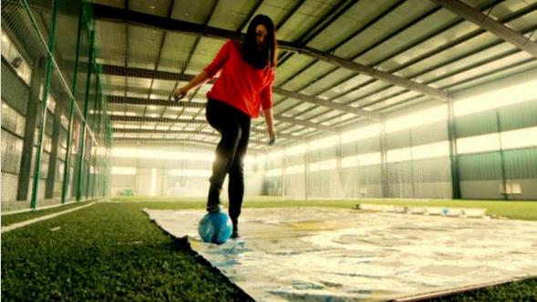 她用足球玩转“脚下生花”，最美画卷顿时呈现令人称奇！