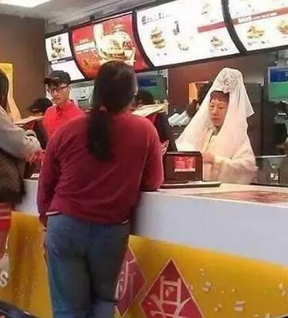 我就想问问这姑娘，万一气球破了怎么办