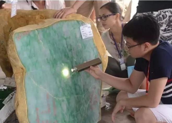 缅甸玉石交易税收 (缅甸玉石场口在缅甸哪里)