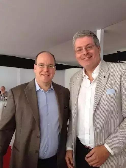 *子骗**横行实在可恶，这个意大利人假装自己是欧洲贵族王子，很多名人中招，最后因吃霸王餐被查出来了