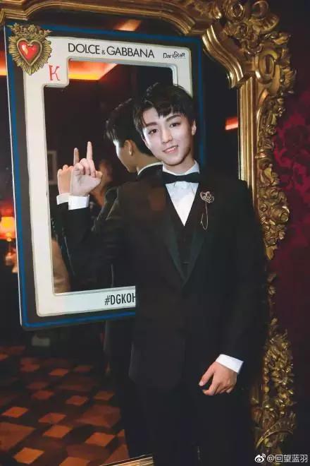 王俊凯几岁登上的米兰时装周,王俊凯t台首秀