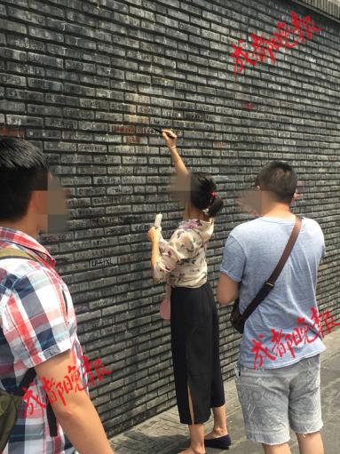 无语！宽窄巷子多个景观墙变留言板游客密密麻麻写满字