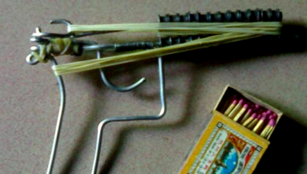 流着泪也要玩“牙签弩”,不给“冒险”以后或更“危险”!