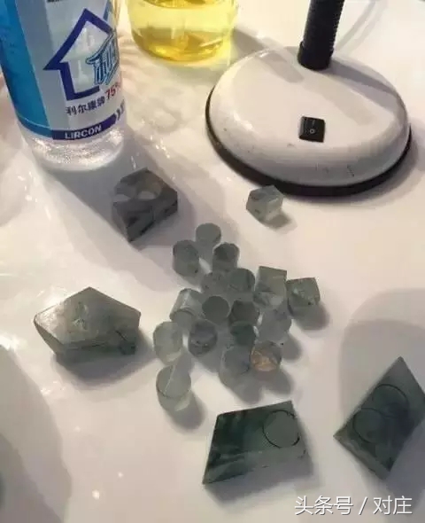 顶级翡翠毛料切割视频,翡翠极品图解