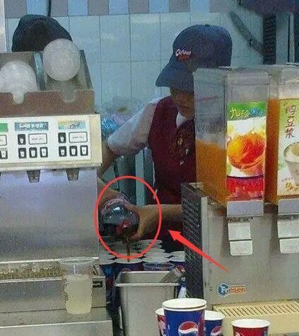 姑娘射个箭这么有风度