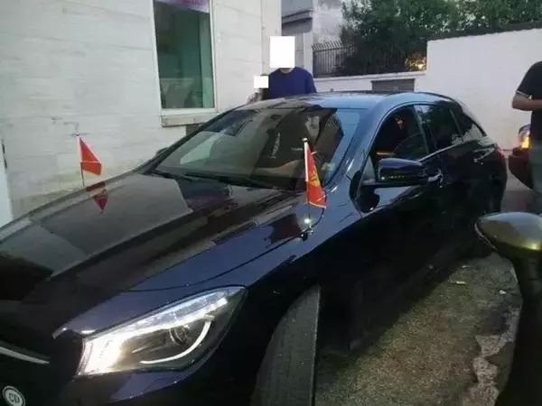 *子骗**横行实在可恶，这个意大利人假装自己是欧洲贵族王子，很多名人中招，最后因吃霸王餐被查出来了