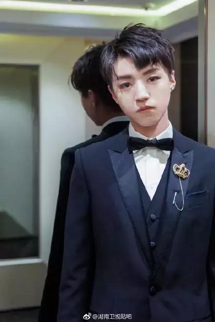 王俊凯几岁登上的米兰时装周,王俊凯t台首秀