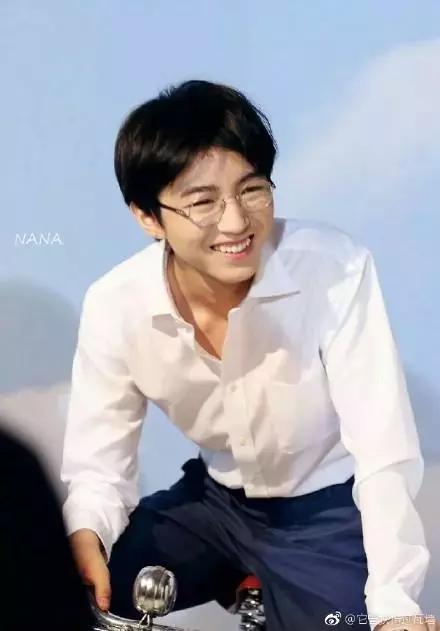 王俊凯几岁登上的米兰时装周,王俊凯t台首秀