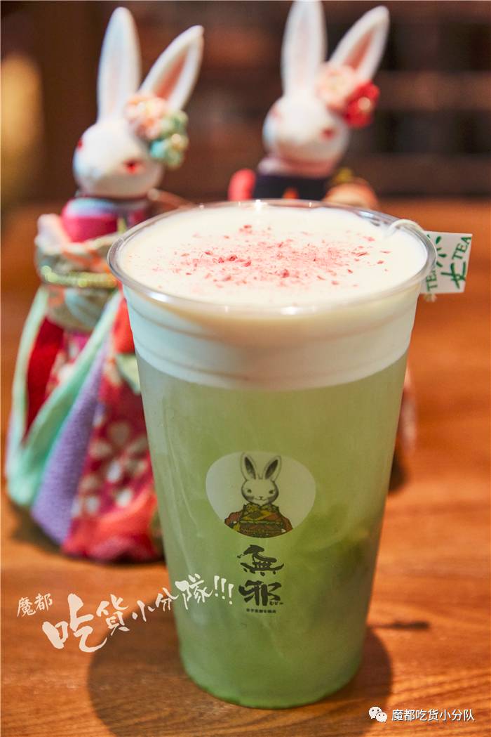 净往自己脸上贴金的冰激凌，还挺红