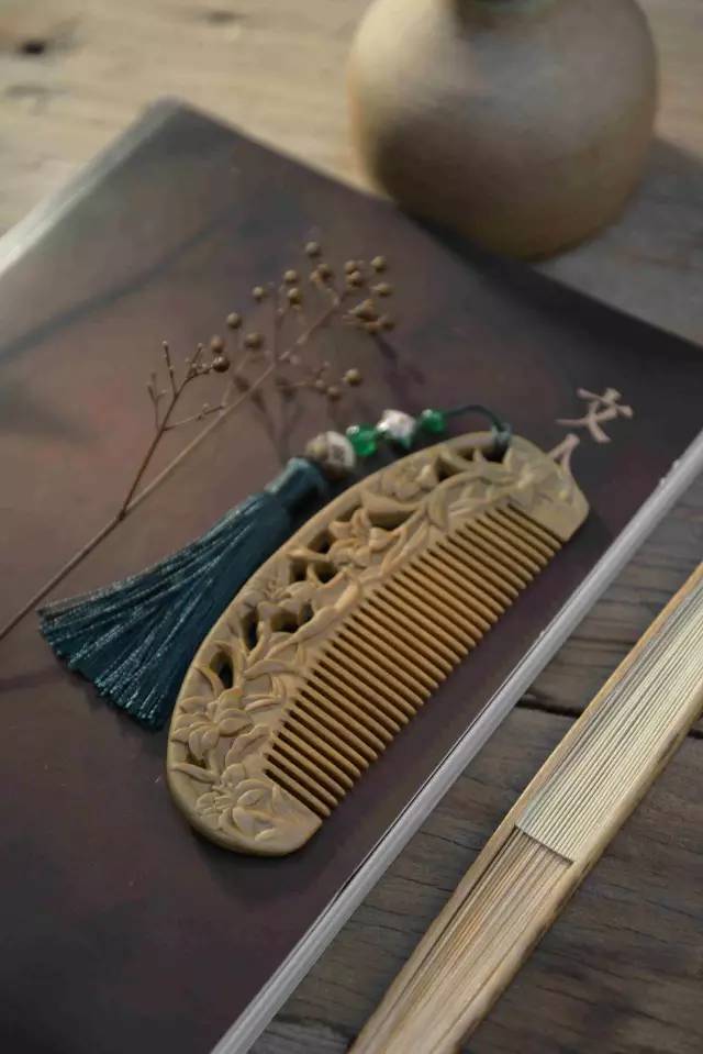 清新好物这个洗头按摩梳太实用了,又舒服又好用的木梳