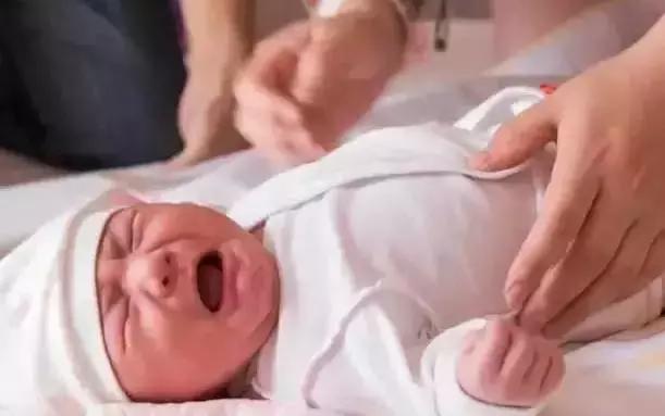 新生儿母乳喂养老打嗝是怎么回事,母乳喂养吃过奶要不要抱起来打嗝