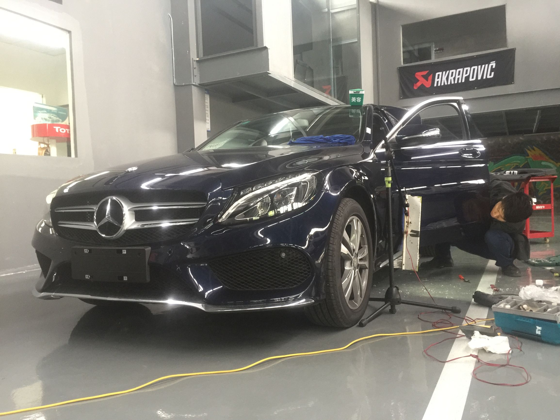 奔驰凹陷无痕修复,奔驰车门凹陷掉漆修复多少钱