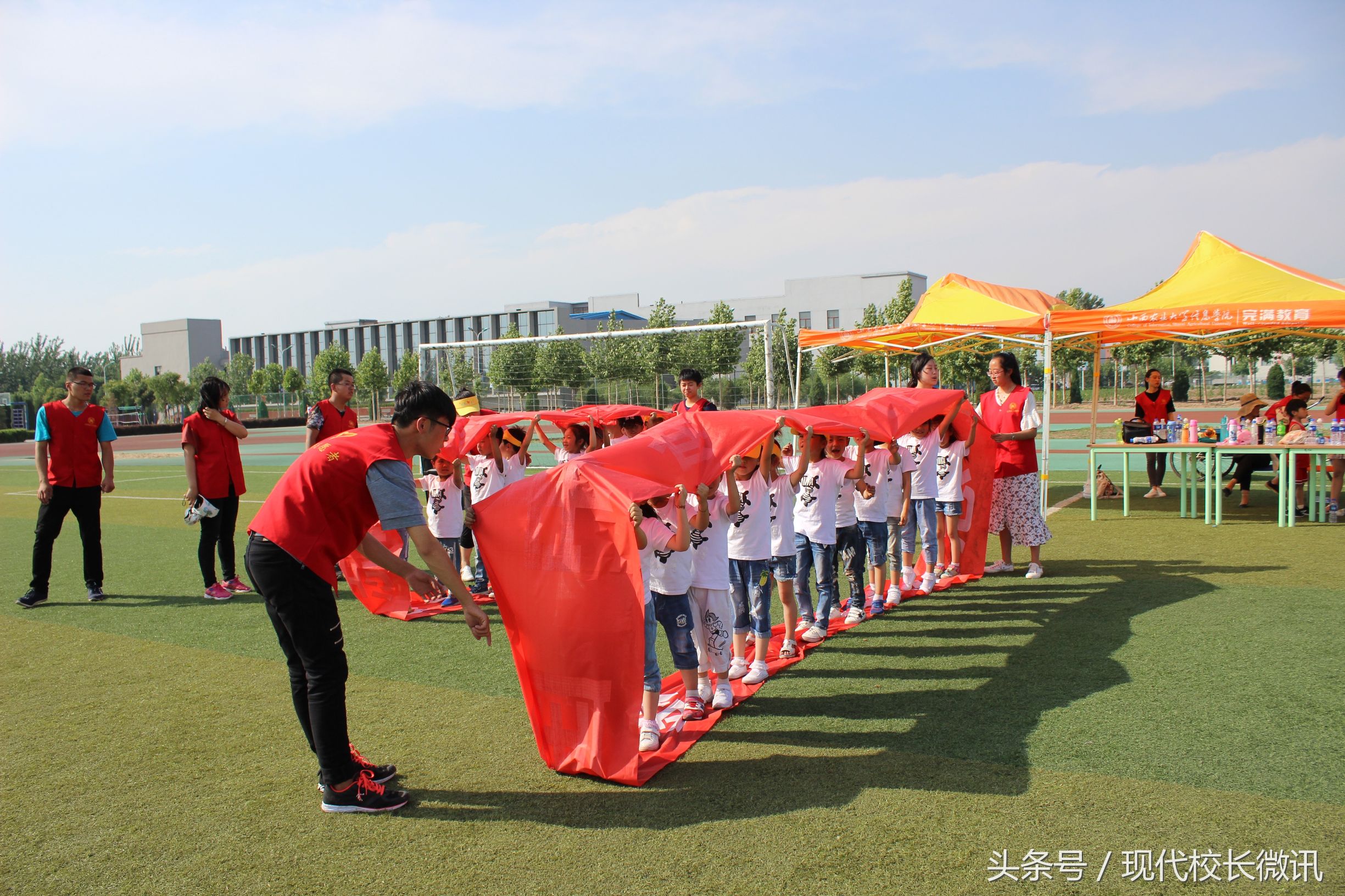 大手牵小手幼儿园户外游戏,大手牵小手手指游戏完整版幼儿园