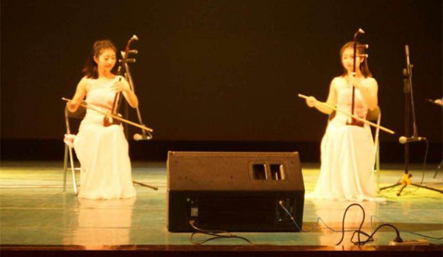双胞胎姐妹沈阳开二胡专场音乐会艺惊省城当场拜谢恩师为妈