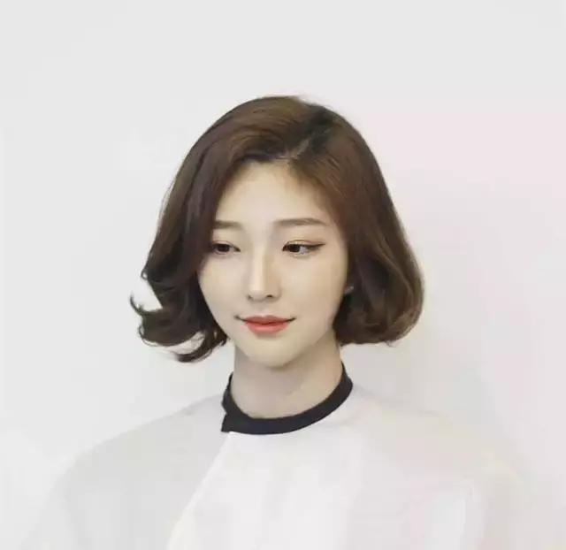 发际线太高发量又少,发际线高发量少弄什么发型